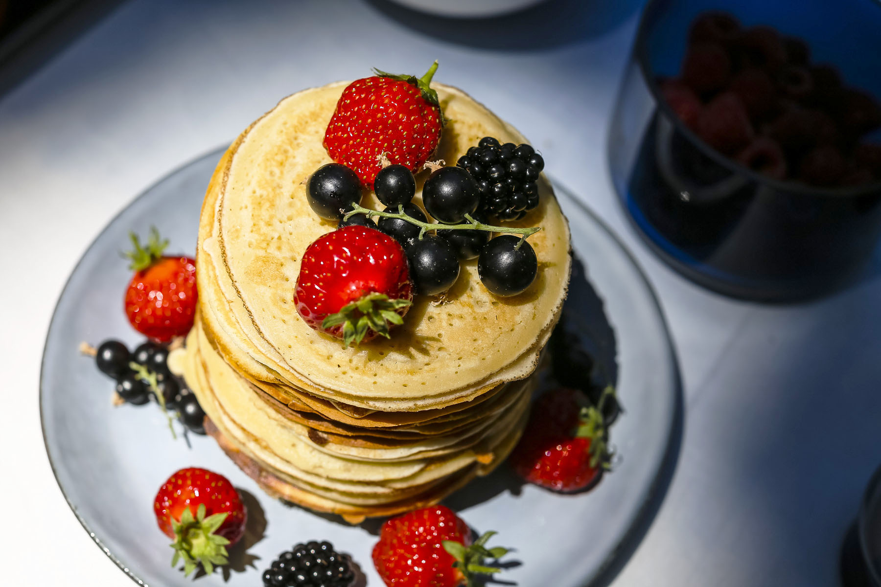 Pour une vingtaine de pancakes, il vous faut :

Ingrédients

 	250 g de farine
 	11 g de levure chimique (soit un sachet)
 	70 g de sucre
 	3 œufs
 	500 g de… Lire la suite